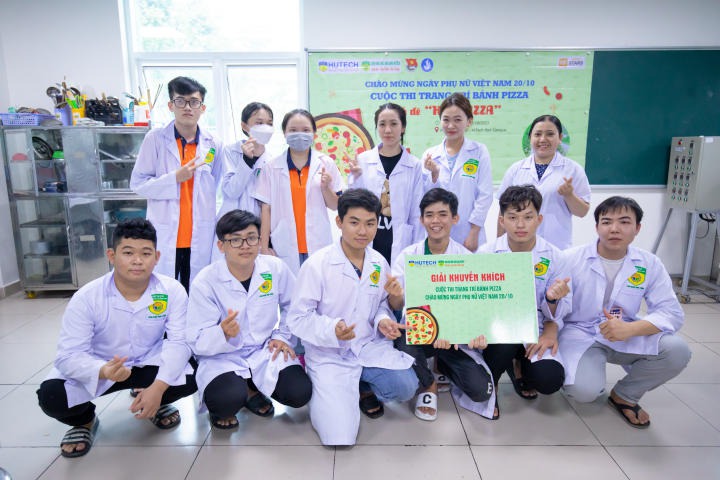 Sinh viên ngành Viện Khoa học Ứng dụng HUTECH trổ tài làm pizza mừng ngày Phụ nữ Việt Nam 76