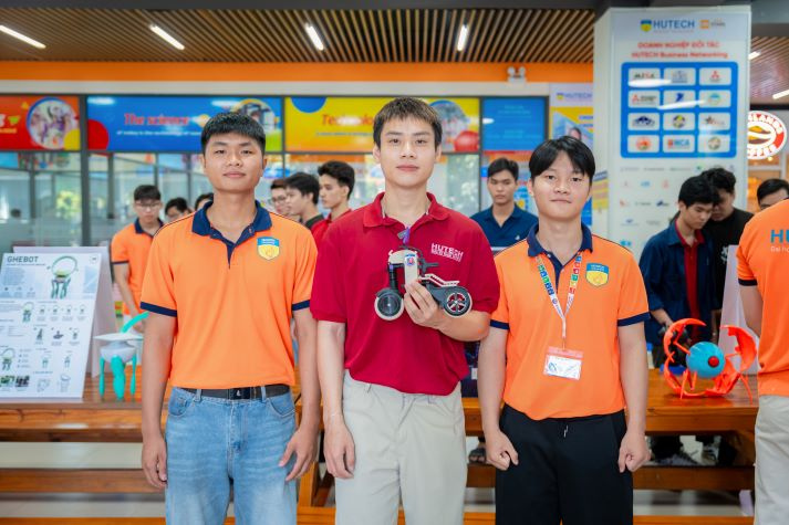 [Video] Sinh viên sáng tạo giải pháp cho giao thông xanh và cứu hộ tại Chung kết “Thiết kế công nghiệp 2026” 68