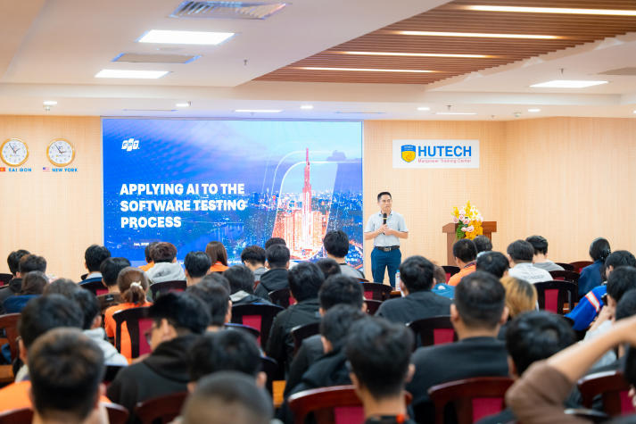 HUTECH-ers gặp chuyên gia, khơi mở bí kíp nghề nghiệp ngay trên giảng đường 18