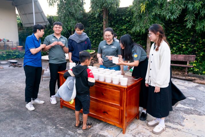 “Tết sẻ chia, Tết về nguồn” - Hành trình yêu thương và tri ân từ sinh viên Marketing - Kinh doanh quốc tế 51