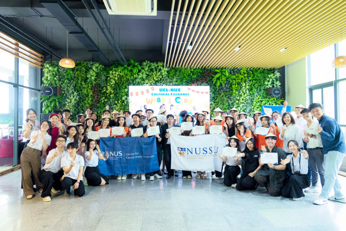 Sinh viên Khoa Tài chính - Thương mại giao lưu văn hóa dân gian cùng bạn bè quốc tế tại Chương trình “Wrap & Clap” 97