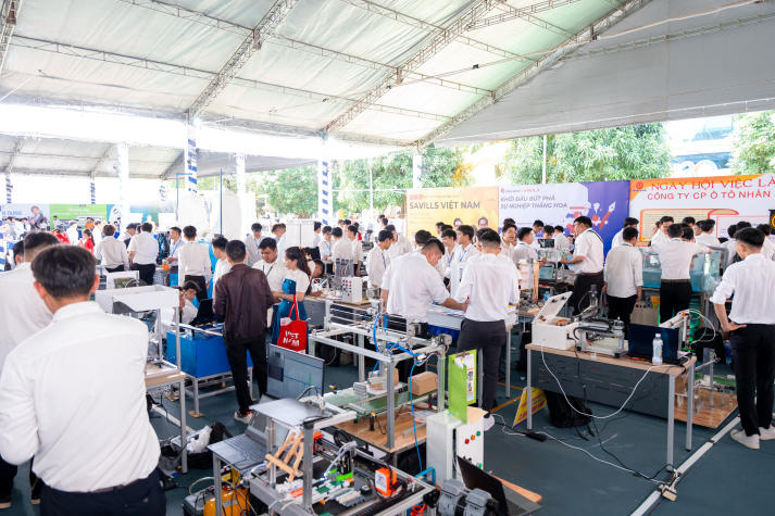 HUTECH TECHSHOW 2025: Nearly 3,000 open job opportunities, 370 graduation projects on display 91