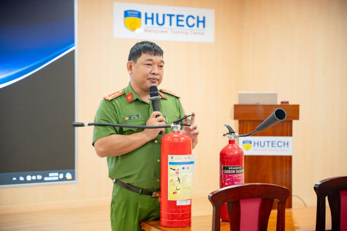 ​HUTECH tổ chức diễn tập phòng cháy chữa cháy, tăng cường kỹ năng sống cho sinh viên 21