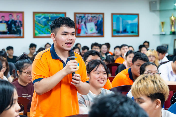 Tiếng Anh - “chìa khóa” mở rộng cơ hội nghề nghiệp cho sinh viên HUTECH 83