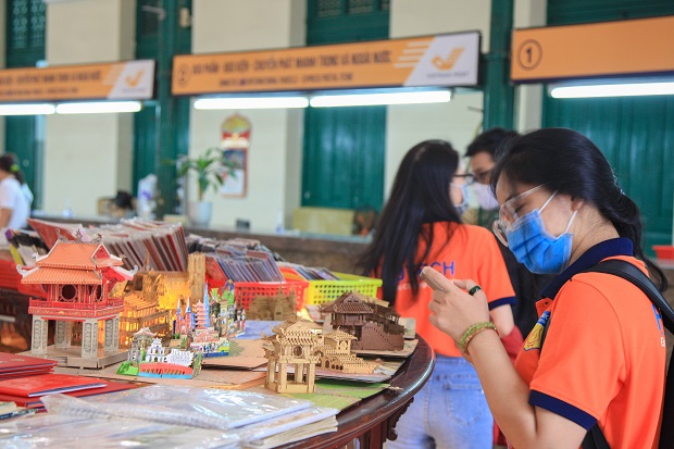 HUTECH Architecture and Arts students start the new school year with an architecture tour of the old Saigon 46