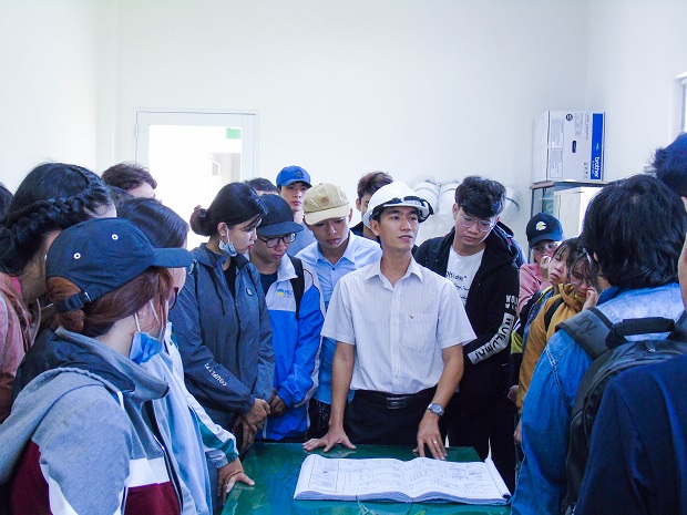 Sinh viên Kỹ thuật môi trường tham quan hệ thống vận hành xử lý tại các nhà máy nước 4