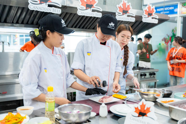 [Video] Sinh viên Quản trị nhà hàng và dịch vụ ăn uống sáng tạo món ngon cùng nguyên liệu bò Canada cao cấp 53