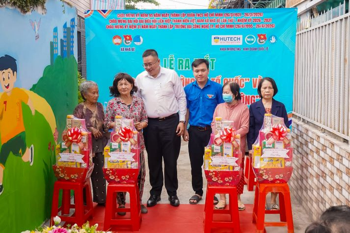 Sinh viên Khoa Marketing - Kinh doanh quốc tế thực hiện công trình “Đường cờ Tổ quốc”, lan tỏa tinh thần vì cộng đồng 104