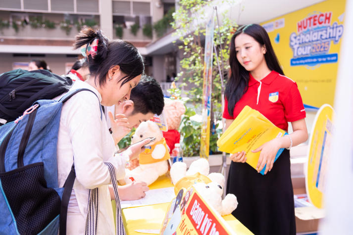 HUTECH Scholarship Tour 2025: Trao 32 suất học bổng trị giá 25% học phí toàn khóa cho học sinh Trường THPT Nguyễn Hữu Thọ (TP.HCM) 90