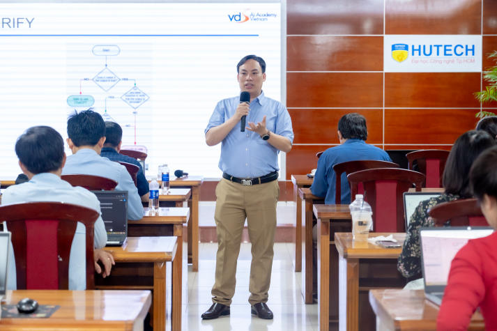 Bồi dưỡng kỹ năng sử dụng AI trong giảng dạy - bước tiến chuyển đổi số tại HUTECH 36
