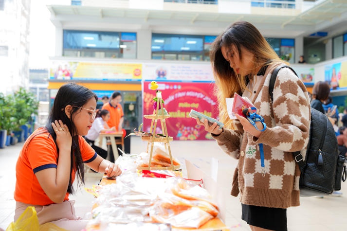 Sinh viên HUTECH hào hứng khám phá phiên chợ “Xuân sắc màu” của Khoa Dược 32