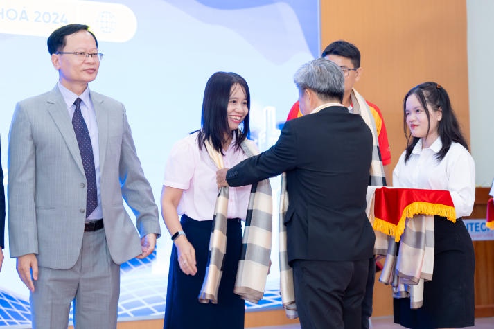 Tân sinh viên Khoa Công nghệ thông tin nắm bắt chiến lược học tập hiệu quả từ chuyên gia 116