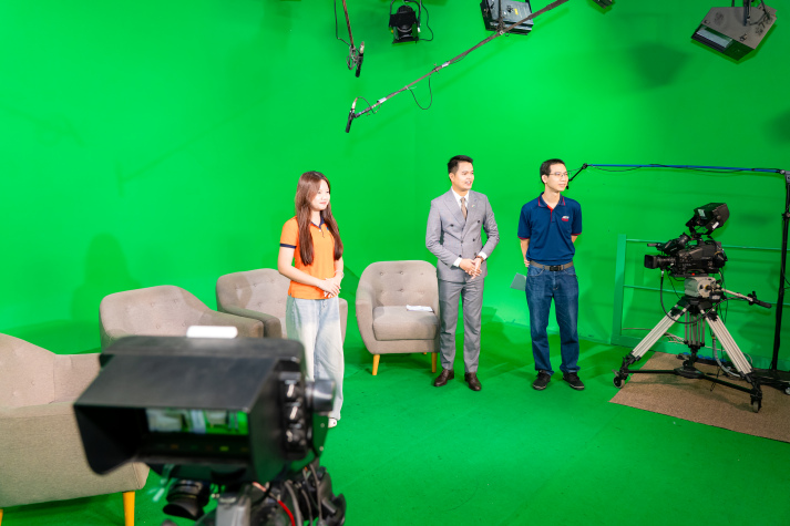 Sinh viên Quan hệ công chúng khám phá hậu trường sản xuất truyền hình tại HTV 29