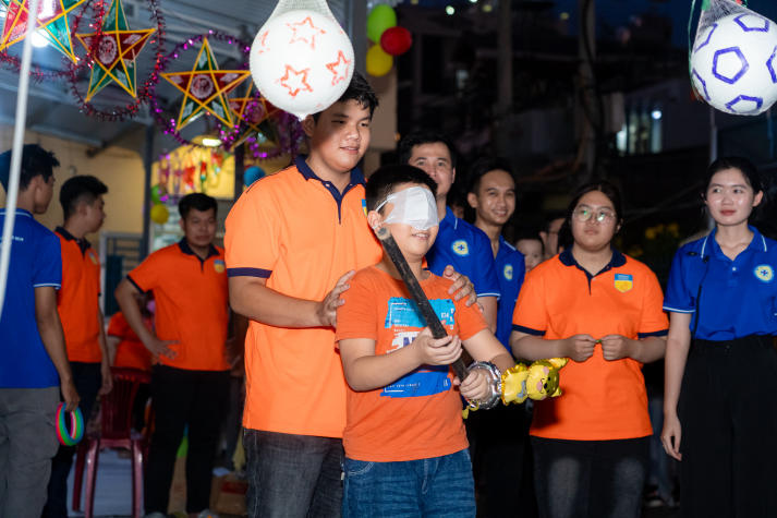 Sinh viên Khoa Thú y và hành trình thắp sáng “Vầng trăng tuổi thơ” 2025 124