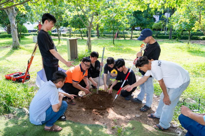 Sinh viên Kỹ thuật xây dựng rèn kỹ năng khảo sát thực địa tại X-Survey 2026 51