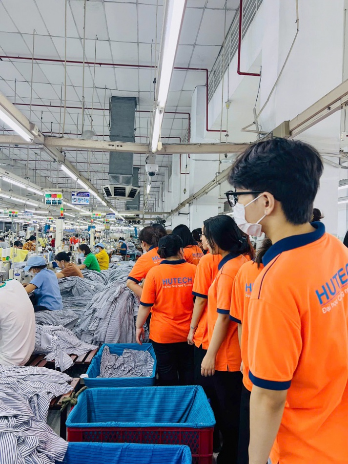 “Check-in” Công ty CP May Việt Thắng, sinh viên Khoa Kiến trúc - Mỹ thuật học hỏi công nghệ sản xuất thời trang 39