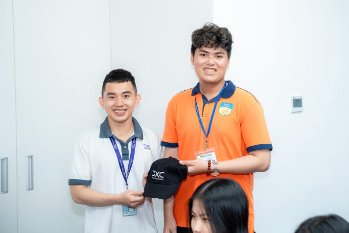 [Video] Students of the Institute of International Education visited DXC Technology Vietnam 59