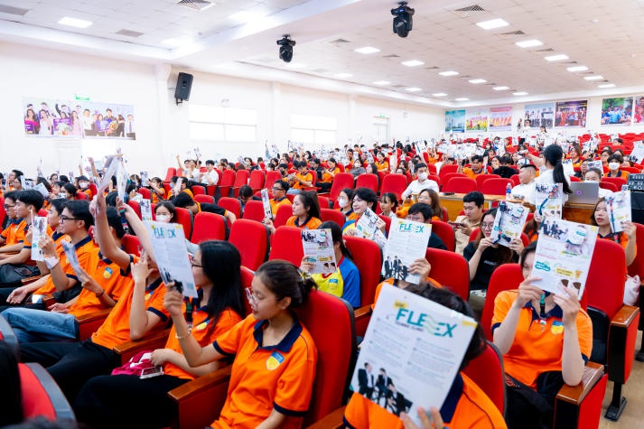 [Video] Sôi nổi buổi giao lưu cùng ca sĩ Ngô Kiến Huy và thăm khám sức khỏe răng miệng của sinh viên HUTECH 85