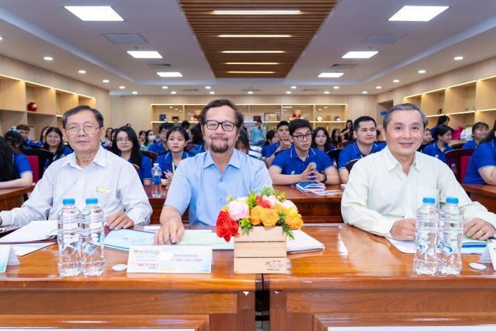 [Video] Sinh viên Khoa Thú y - Chăn nuôi toả sáng bản lĩnh nghề nghiệp tại Chung kết “Tôi là bác sĩ Thú y” 2025 27