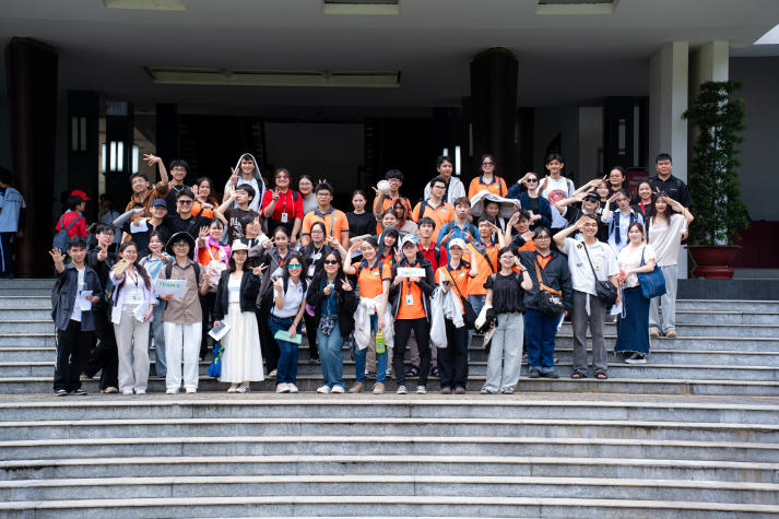[Ảnh] Sinh viên Khoa Tiếng Anh và hành trình “học trong di sản” giữa lòng thành phố 89