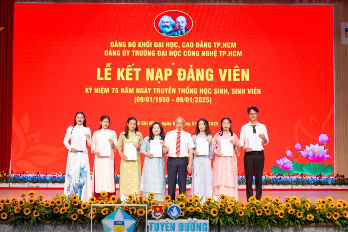 Tỏa sáng thành tích sinh viên HUTECH năm học 2023-2024: Tự hào và phát triển 59