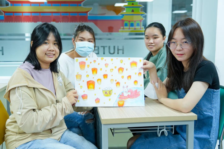 Sinh viên Khoa Trung Quốc học hào hứng tìm hiểu về ngày Tết Nguyên tiêu của Trung Quốc 71