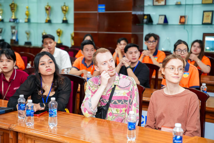 HUTECH tuyển sinh chương trình Cử nhân chuẩn Quốc tế với 10 ngành học hấp dẫn 98