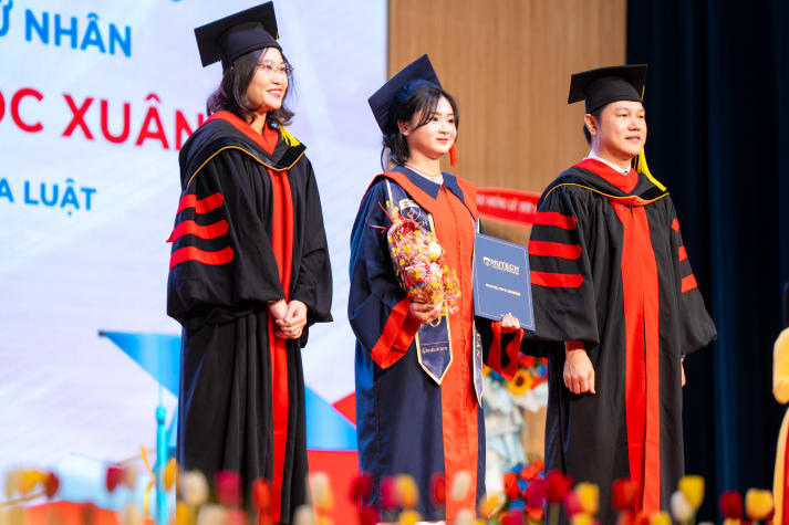 “Chủ động thích nghi, không ngừng làm mới chính mình và hãy tiếp tục mơ những giấc mơ lớn!” 31