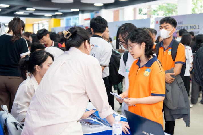 [Video] “Choáng ngợp” trước hơn 1.500 cơ hội việc làm cho sinh viên HUTECH tại “KOREA JOB FAIR 2024” 186