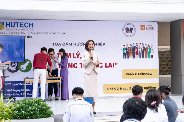 Sinh viên Tâm lý học HUTECH chia sẻ về tâm lý chọn ngành đại học cùng học sinh trường THPT Nguyễn Hữu Thọ 30