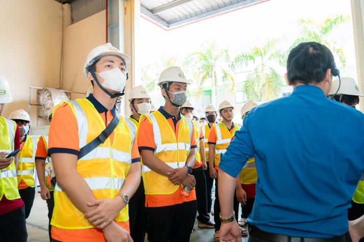 Sinh viên Viện Kỹ thuật khám phá “nhịp đập” sản xuất tại Nhựa Tiền Phong phía Nam 59