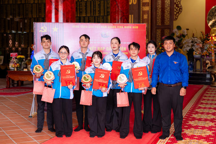07 chiến sĩ Mùa hè xanh HUTECH vinh dự đứng vào hàng ngũ của Đảng Cộng sản Việt Nam 261