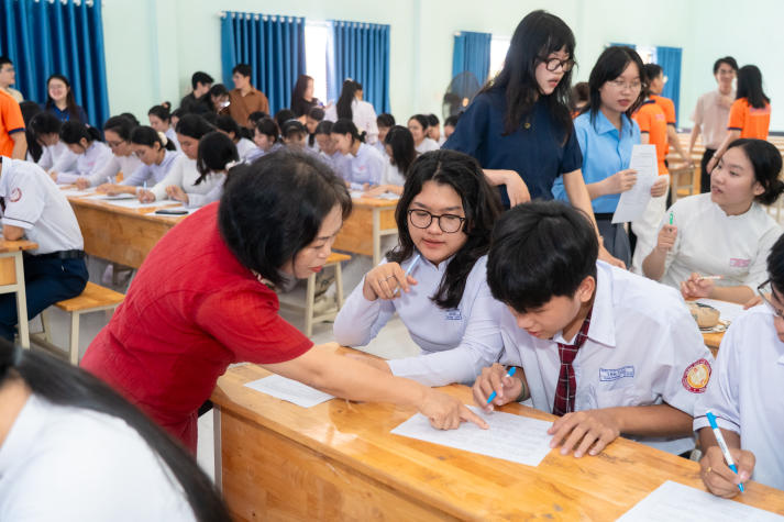 Sinh viên Tâm lý học lan tỏa thông điệp sức khỏe tinh thần đến học sinh THPT Tân Túc 64