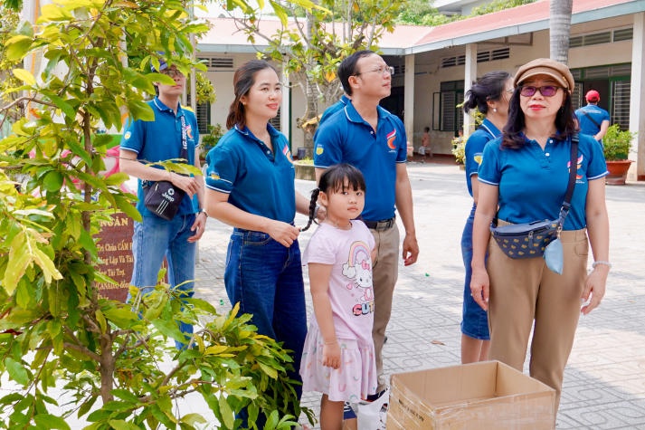 Giảng viên Khoa Tiếng Anh trao gửi yêu thương tại Mái ấm Mây ngàn (Tây Ninh) 33