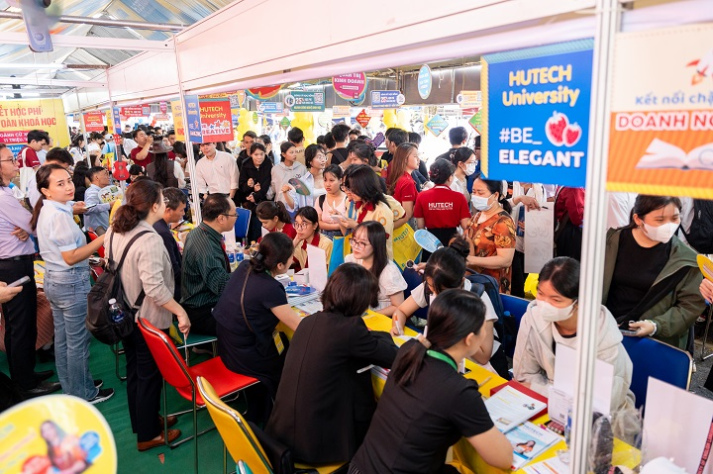 HUTECH khoe sắc vàng tươi tại Ngày hội tư vấn tuyển sinh - hướng nghiệp 2025 50