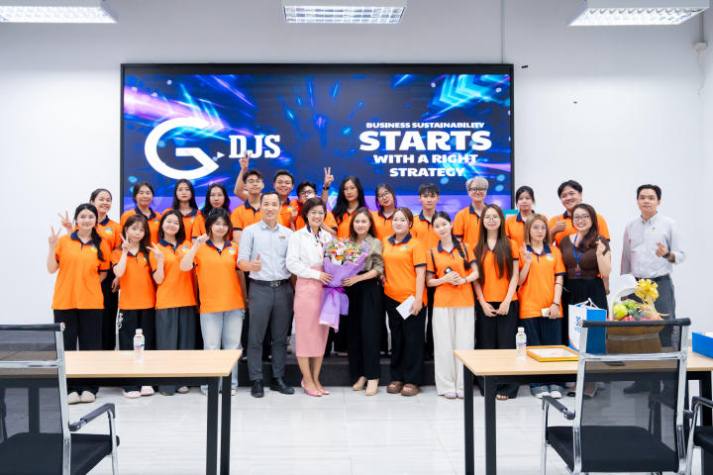 ​[Video] Sinh viên Truyền thông đa phương tiện “nhập vai” thành host livestream chuyên nghiệp trong chuyến đi đến G.DJS 82