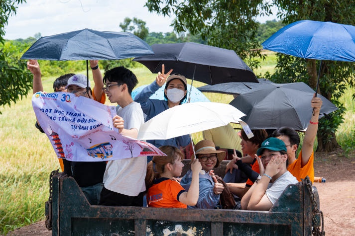 Sinh viên Khoa Nhật Bản học HUTECH và ĐH Hosei thích thú khám phá văn hóa nông thôn Việt Nam 57