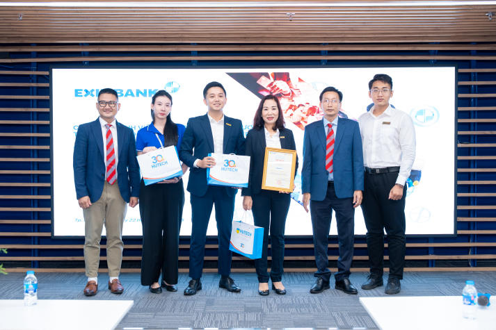 [Video] Sinh viên Công nghệ tài chính HUTECH trải nghiệm thực tế chuyển đổi số tại Eximbank 16