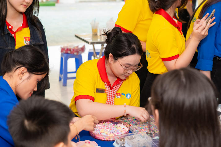 Khi mùa xuân được sẻ chia: Tuổi trẻ Khoa Tài chính - Thương mại mang Tết đến với thiếu nhi khó khăn 91