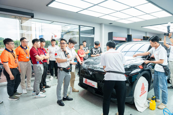 [Video] BƯỚC VÀO THẾ GIỚI CỦA NHỮNG SIÊU XE BẬC NHẤT VÀ CÔNG NGHỆ ĐỈNH CAO – SINH VIÊN VIỆN ĐÀO TẠO QUỐC TẾ HUTECH ĐÃ CÓ MỘT NGÀY “MÃN NHÃN” TẠI AVERY DENNISON! 23