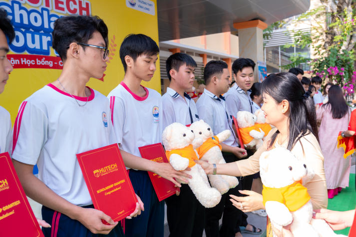[Video] HUTECH Scholarship Tour 2026 mang mưa học bổng đến THPT Vĩnh Long 31