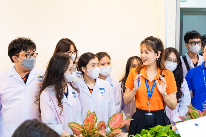 Sinh viên Khoa Dược HUTECH tìm hiểu nghề tại FPT Long Châu 89