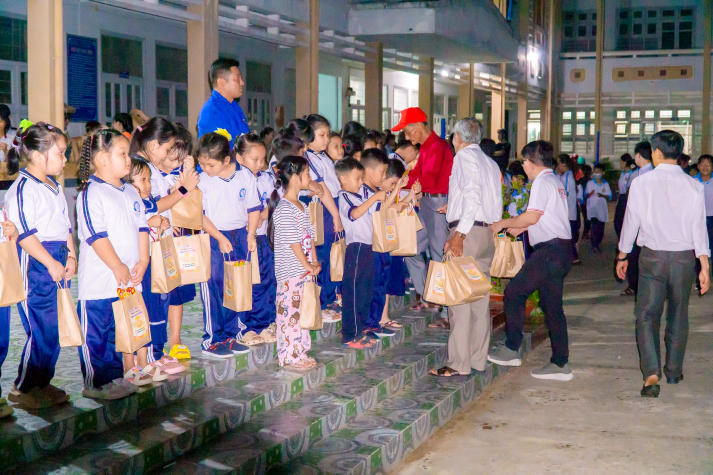 Sinh viên Khoa Marketing - Kinh doanh quốc tế mang “Ngàn điều trăng nói” đến với thiếu nhi Vĩnh Long 93