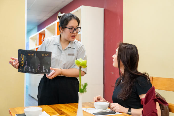 Nhà hàng SEN: Dấu ấn đồ án tốt nghiệp giàu bản sắc Á của sinh viên HUTECH 58