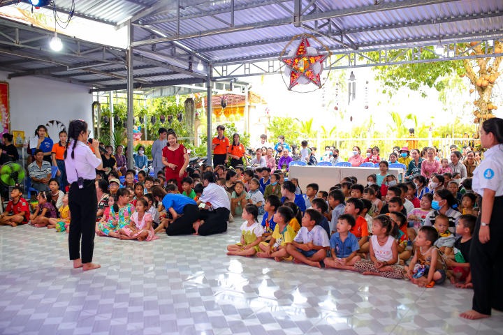 Khoa Marketing - Kinh doanh quốc tế HUTECH tổ chức Trung thu ý nghĩa cho các em nhỏ Chùa Thuận Hóa (Cần Thơ) 11