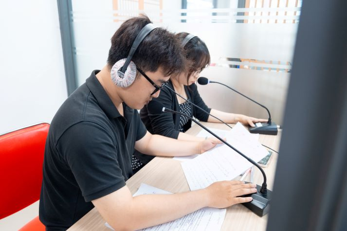[Video] Trong cabin phiên dịch, sinh viên Hàn Quốc học thử sức với áp lực nghề thật 60