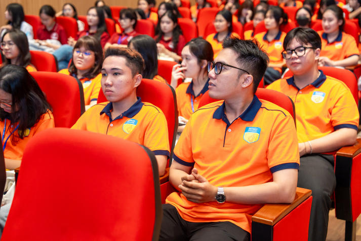 Sôi động, đa sắc màu: Tân sinh viên Khoa Trung Quốc học “cháy” hết mình tại Đêm nhạc hội chào năm học mới 119