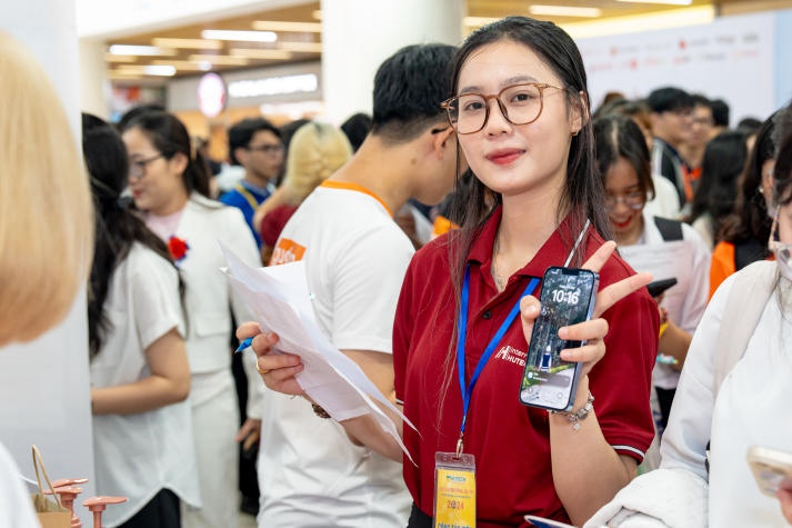 [Video] Sinh viên hào hứng “săn” hơn 1.500 đầu việc hấp dẫn tại “HUTECH International Job Fair 2024” 124