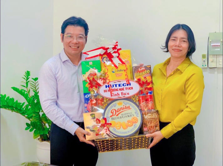 Sinh viên và học viên cao học Khoa Luật HUTECH đến huyện Xuân Lộc tri ân những chiến sĩ cách mạng 24