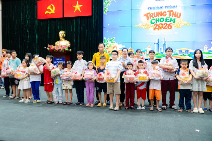 “Ngàn sắc mơ ước” mang Trung thu ấm áp đến hơn 400 thiếu nhi phường Tân Phú 61